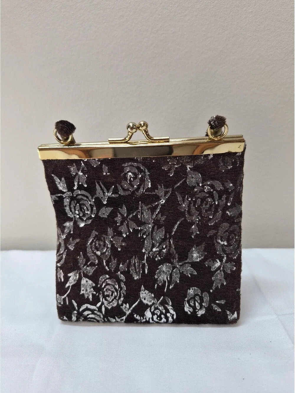 Vintage Brown Velvet Floral Evening bag w/ Gold Frame and Kiss Lock Closure J33